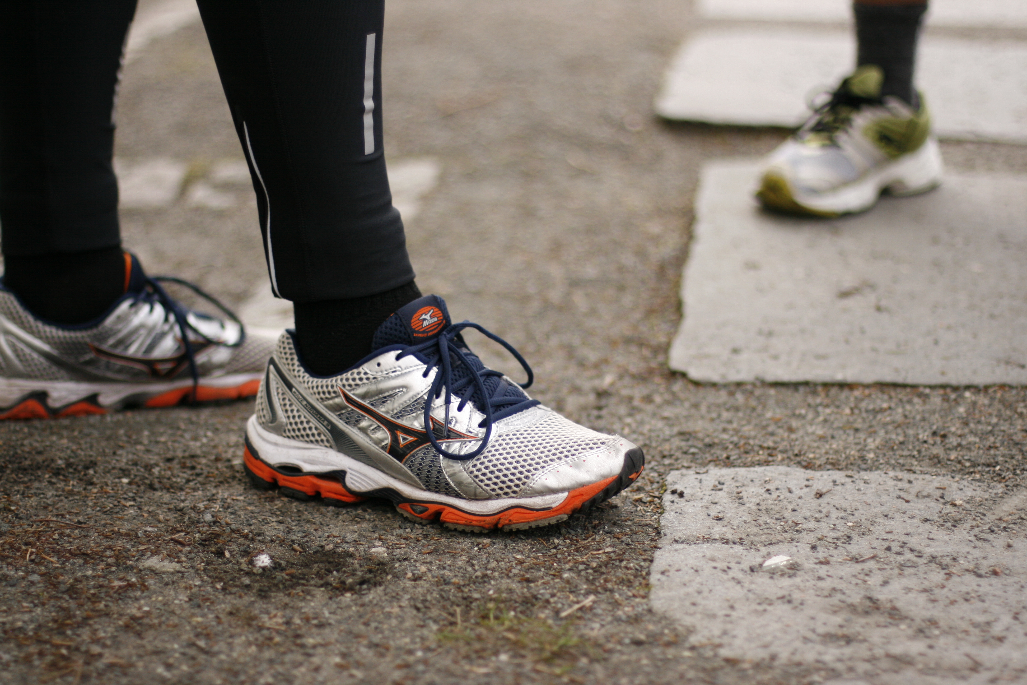 Foto av en beina på en person med jobbesko Foto av en beina på en person med jobbesko